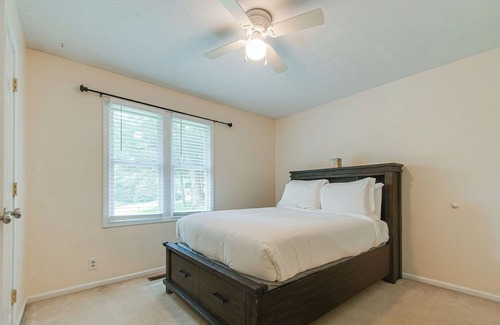 Bellevue Haus | NEW Secluded Pool Home 20 Mins to DWTN!