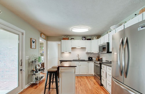 Bellevue Haus | NEW Secluded Pool Home 20 Mins to DWTN!