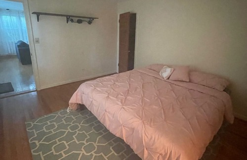 Northeast Virginia Beach Haus | Charming Farmhouse on a Lake! 10 minutes from Oceanfront