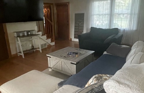 Northeast Virginia Beach Haus | Charming Farmhouse on a Lake! 10 minutes from Oceanfront