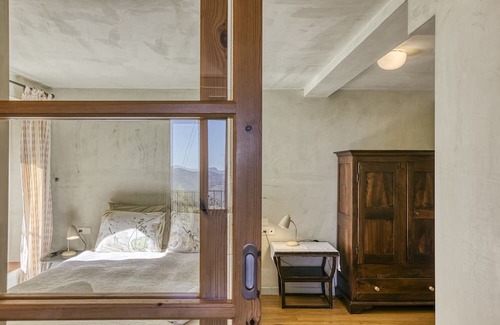 Beguda Haus | Holiday Home 'La Rectoría De Castellar' with Mountain View, Pool, Garden & Wi-Fi
