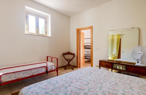 Mattinata Wohnung | Enjoy a magnificent view of the sea from this vacation apartment.
