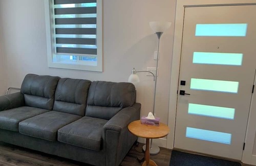 Mission Wohnung | Private studio suite, WiFi, washer dryer, clean, quality linens, & smart tv.