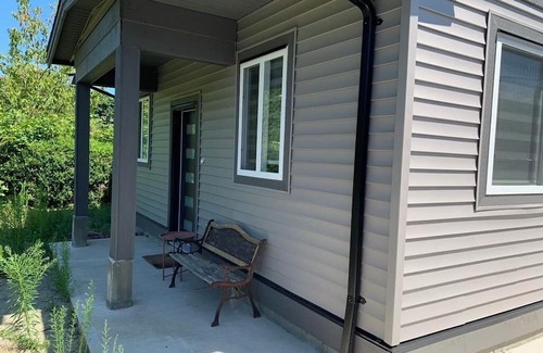 Mission Wohnung | Private studio suite, WiFi, washer dryer, clean, quality linens, & smart tv.