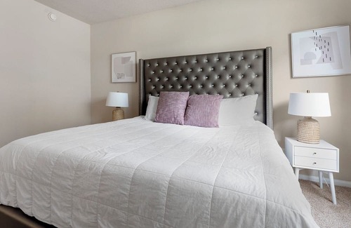 Collierville Wohnung | Modern Apartment in Prime Location (ID5170X6)