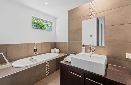 East Bendigo Haus | Top End Poolside | Holiday Home