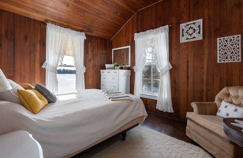 Plainwell Haus | Beautiful Historic Lodge Near Kalamazoo, Open all year round!