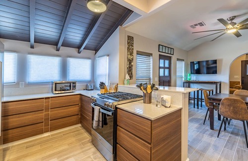 Tucson Haus | Modern, new house. One Block from Campus