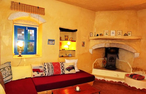 Faistos Haus | Original, Cretan stone house with a view of the enchanting garden