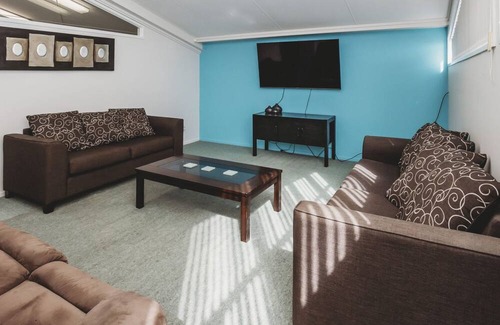 New Plymouth Haus | FOUR THE FAMILY - SLEEPS 10: 3 BR, 1 BA House in New Plymouth, Sleeps 10