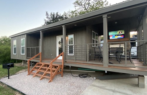 College Station Haus | New Tiny Home 3 Miles to Aggieland Campus!!!