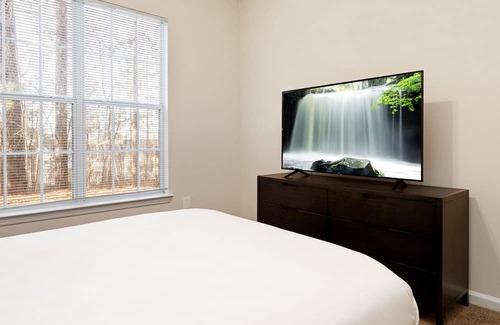 Town Center Wohnung | Modern Apartment in Prime Location (ID2060X23)