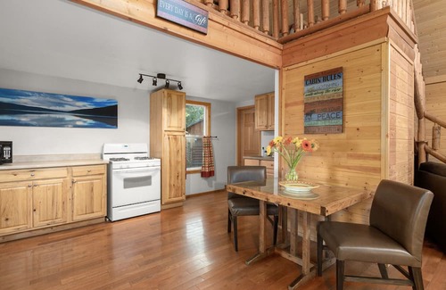 East Glacier Park Kabine | Summit Mountain Lodge and Steakhouse