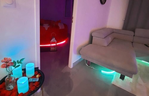 Freneuse Wohnung | Romantic Apartment with Private Jacuzzi