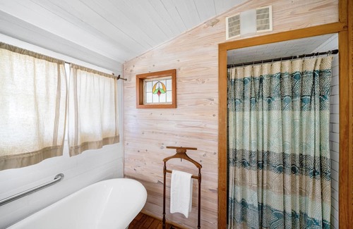 Historic Downtown Apalachicola Wohnung | Sunset Views & Balcony Access, King Bedroom, Charming Historic Bowery Inn