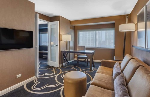 Streeterville Haus | 2 Connecting Suites at a 4.5⭐️ Hotel