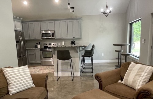 Jasper Kabine | Cozy cabin located on the Angelina River and minutes away from lake Sam Rayburn.
