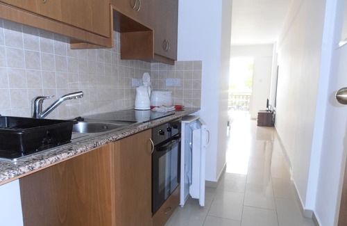 Peyia Town Wohnung | Studio Apartment with aircon, WI-FI and large pool