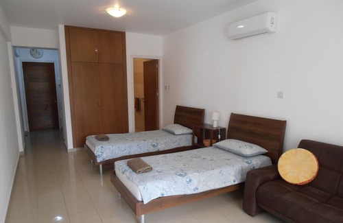 Peyia Town Wohnung | Studio Apartment with aircon, WI-FI and large pool