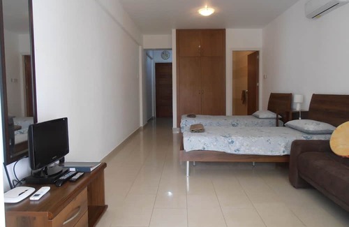 Peyia Town Wohnung | Studio Apartment with aircon, WI-FI and large pool