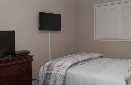 Brampton Haus | AWESOME MAIN HOUSE/BASEMENT IS SEPARATE SUITE