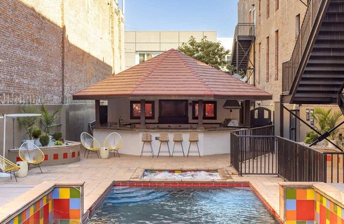 South Main Historic District Wohnung | BRAND NEW! Loft-Style 1-BR Apt w/ Pool Downtown