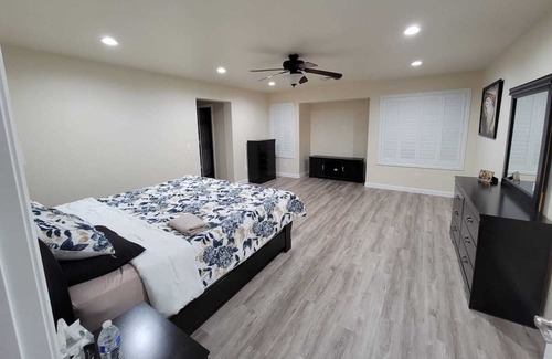 Paradise Haus | Near the Strip Spacious cozy 4 bedrooms house with Jacuzzi