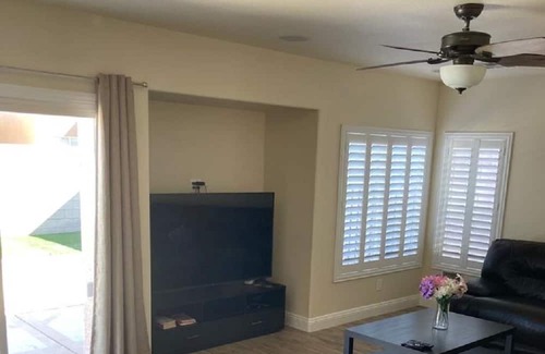 Paradise Haus | Near the Strip Spacious cozy 4 bedrooms house with Jacuzzi