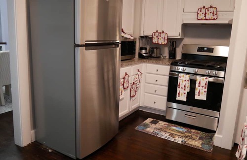 Toledo Haus | Comfy 3bedroom residential home w/indoor fireplace