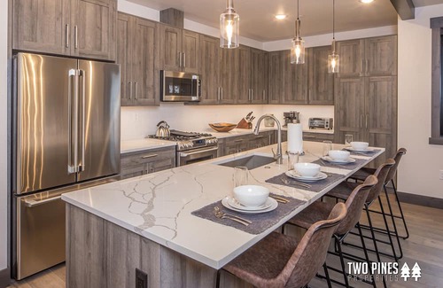 Big Sky Eigentumswohnung | Modern Rustic Home With Mountain Views!