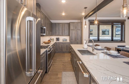 Big Sky Eigentumswohnung | Modern Rustic Home With Mountain Views!