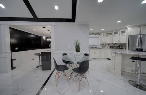 Fleetwood Haus | 6 bdrm home w pool/hot tub/pool table/bar/kareoke