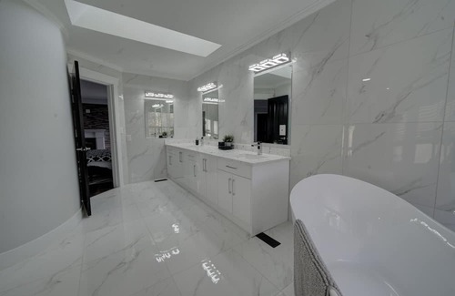 Fleetwood Haus | 6 bdrm home w pool/hot tub/pool table/bar/kareoke