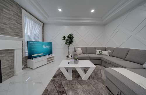 Fleetwood Haus | 6 bdrm home w pool/hot tub/pool table/bar/kareoke