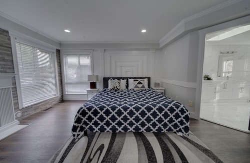 Fleetwood Haus | 6 bdrm home w pool/hot tub/pool table/bar/kareoke