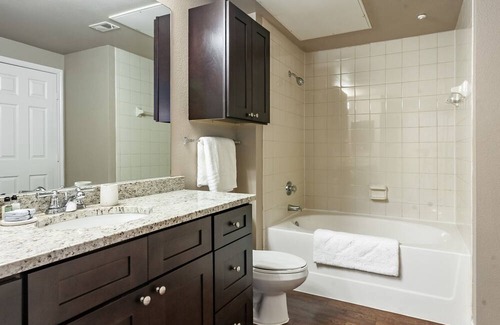 Bentonville Wohnung | Modern Apartment in Prime Location (ID8347X53)