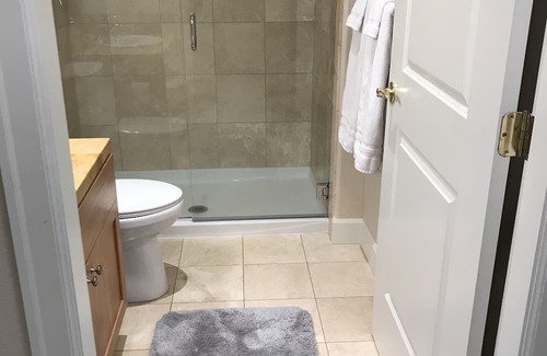 Bainbridge Island Eigentumswohnung | Walkable Location with Rooftop Deck and Sauna - Cascade