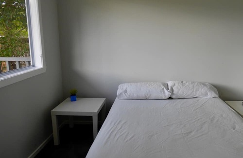 Marysville Hütte | Marysville in town Darwin-Split AC-Smart tv-WIFI byo linens clean as you go