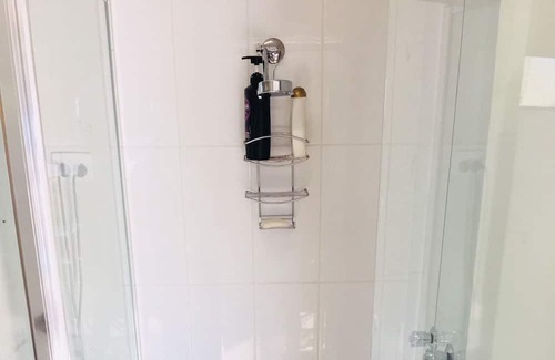 Marysville Hütte | Marysville in town Darwin-Split AC-Smart tv-WIFI byo linens clean as you go