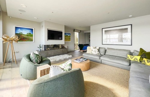 Lechlade Haus | Mallard Lodge, Lakes by Yoo, sleeps 6 adults +6 kids, spa/pool