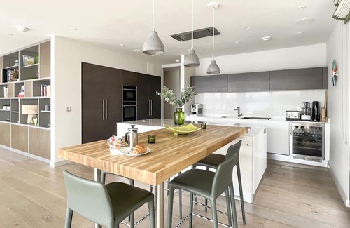 Lechlade Haus | Mallard Lodge, Lakes by Yoo, sleeps 6 adults +6 kids, spa/pool