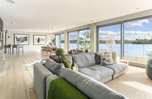 Lechlade Haus | Mallard Lodge, Lakes by Yoo, sleeps 6 adults +6 kids, spa/pool