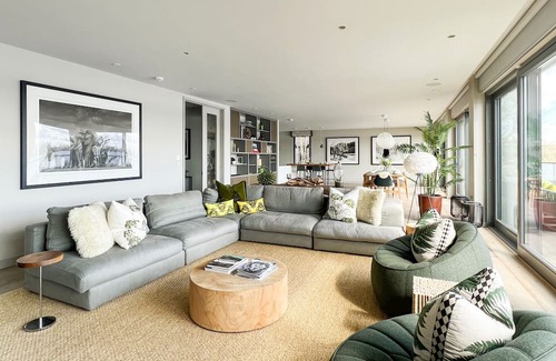 Lechlade Haus | Mallard Lodge, Lakes by Yoo, sleeps 6 adults +6 kids, spa/pool