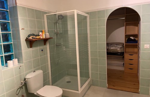Marnes-la-Coquette Bed & Breakfast | Bedroom with private bathroom in a bungalow near Paris