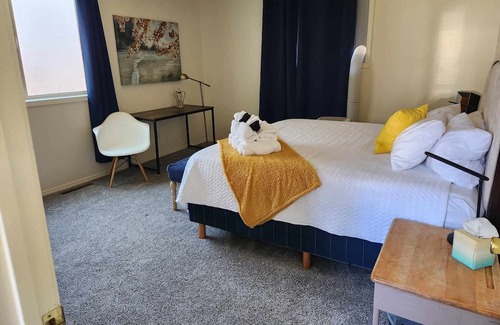 Pocatello Haus | King Bed Pet Friendly ISU Park House Seconds to Pool and Zoo in Summer