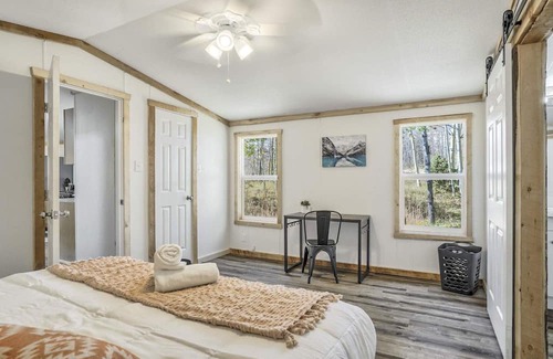 Cripple Creek Skihütte | Rustic 3BR Home with Hot Tub, Peak View near Cripple Creek