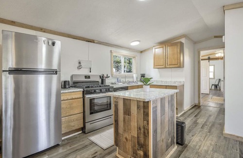 Cripple Creek Skihütte | Rustic 3BR Home with Hot Tub, Peak View near Cripple Creek