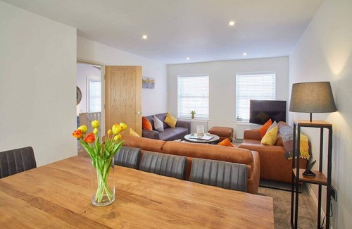 Whitby Haus | Host & Stay | Lemonade Arch