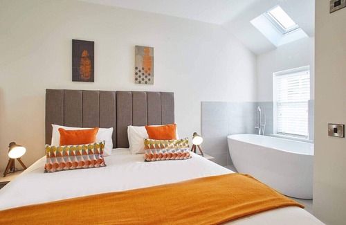 Whitby Haus | Host & Stay | Lemonade Arch