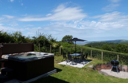 Machynlleth Haus | Beautiful private villa with WIFI, hot tub, TV, patio, pets allowed, panoramic view and parking